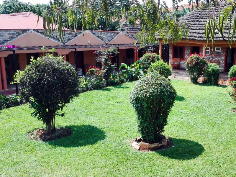 Der Garten im Gorilla African Guest House in Entebbe.