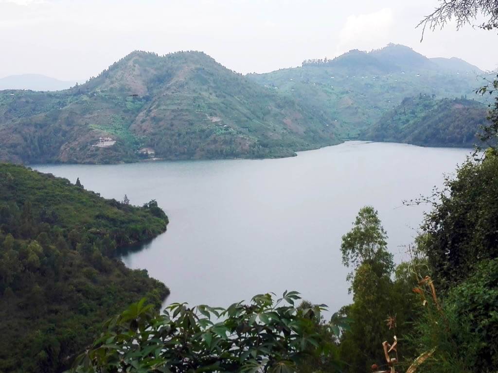 Aussicht auf den Kiwusee in Ruanda von der Macheo Écolodge in Kibuye.