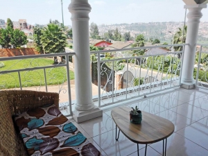 Balkon und Ausblick über Kigali - Eine tolle Unterkunft in Ruanda!