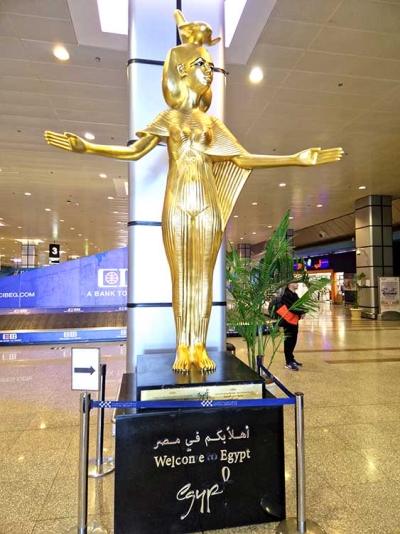 Eine Statue der Schutzgötting Selket. Auf dem Sockel steht "Welcome to Egypt"