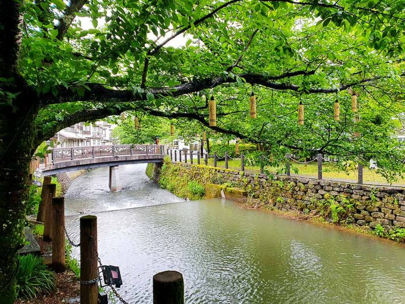 Fluß und Brücke in Kinosaki