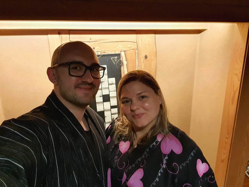 Ein Mann und eine Frau in Yukata (traditionelle japanische Kleidung)