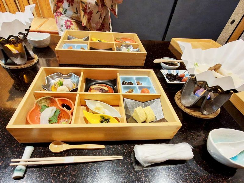 Essensbox mit japanischem Frühstück